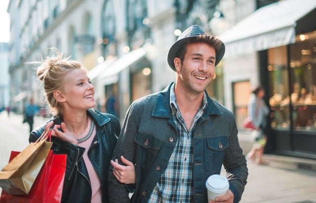 Vera Birkenbihl Online Sprachkurs Fortgeschrittene Spaziergang | Klarsicht-Verlag Ein Paar macht einen gemeinsamen Stadtbummel und sind guter Laune.