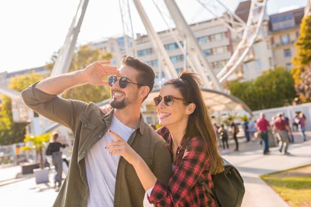 Vera Birkenbihl Online Sprachkurs Urlaub Tagesausflug | Klarsicht Verlag Ein Mann und eine Frau machen einen Tagesausflug und haben Spass beim Besuchen von Sehenswuerdigkeiten.