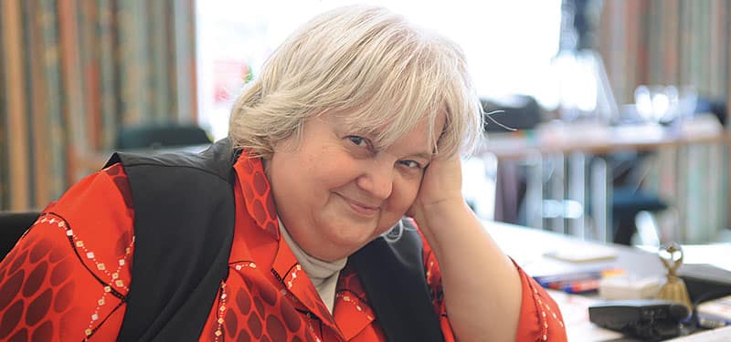 Vera Birkenbihl Online Sprachkurs erfolgreiche Trainerin | Klarsicht-Verlag Die erfolgreiche Trainerin Vera Birkenbihl sieht lächelnd in die Kamera.